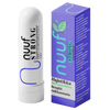 Nuuf Menthol Strong; valkoinen nenäinhalaattori tekstillä nuuf STRONG asetettuna sinivalkoisen rasian viereen, jossa vihreää tekstiä ja lehtikuvitusta sekä tuoretta tuotetietoa suomeksi; inhalaattori sylinterin muotoinen mattapinnalla; rasia kiiltopintainen suorakulmainen groteskikirjasimella ja suomenkielisin tuotetiedoin; valkoinen tausta, ei ihmisiä tai käsiä; studiotyylinen lähikuva.