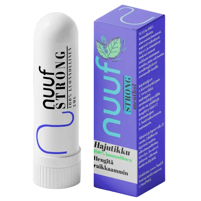 Nuuf Menthol Strong; valkoinen nenäinhalaattori tekstillä nuuf STRONG asetettuna sinivalkoisen rasian viereen, jossa vihreää tekstiä ja lehtikuvitusta sekä tuoretta tuotetietoa suomeksi; inhalaattori sylinterin muotoinen mattapinnalla; rasia kiiltopintainen suorakulmainen groteskikirjasimella ja suomenkielisin tuotetiedoin; valkoinen tausta, ei ihmisiä tai käsiä; studiotyylinen lähikuva.
