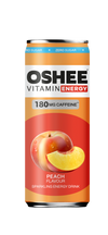 OSHEE Energy Drink Peach Zero; tölkki OSHEE Vitamin Energy -persikanmakuista kuohuvaa energiajuomaa, kuvituksena persikka ja persikkaviipale eloisaa punaista ja oranssia taustaa vasten; sylinterin muotoinen metallitölkki kiiltopinnalla; etiketissä palkki- ja lihavoitua groteskitypografiaa; luettavissa ”180mg caffeine” ja ”zero sugar”; ei ihmisiä tai käsiä, neutraali studiotausta, tuote pystyssä; etiketti korostaa piristävää tehoa.