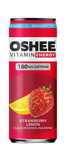 OSHEE Energy Drink Strawberry & Lemon Zero; punainen kiiltävä alumiinitölkki OSHEE Vitamin Energy Strawberry Lemon -kuohuvaa juomaa painetuin kuvin mansikasta ja sitruunalohkosta; sylinterin muotoinen; lihavoitu groteskikirjasin valkoisena ja mustana, luettavissa 180 mg kofeiinia, lisätyt vitamiinit ja sokerittomuus; tuote yksinään tasaisella taustalla suoraviivaisessa kuvassa.