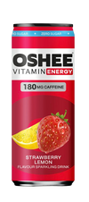 OSHEE Energy Drink Strawberry & Lemon Zero; punainen kiiltävä alumiinitölkki OSHEE Vitamin Energy Strawberry Lemon -kuohuvaa juomaa painetuin kuvin mansikasta ja sitruunalohkosta; sylinterin muotoinen; lihavoitu groteskikirjasin valkoisena ja mustana, luettavissa 180 mg kofeiinia, lisätyt vitamiinit ja sokerittomuus; tuote yksinään tasaisella taustalla suoraviivaisessa kuvassa.