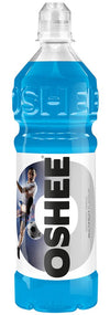 OSHEE Isotonic Multifruit 6-pack; pullo sinistä OSHEE-urheilujuomaa, etiketissä jalkapalloilija potkaisemassa palloa; pullo kirkasta muovia kiiltäväpinnalla ja lieriömäinen muoto; kirkas, uritettu kierrekorkki; ”OSHEE” näkyvissä suurin, pystysuorin ja lihavoiduin mustin kirjaimin etuetiketissä; kuva näyttää vain tuotteen tasaisella taustalla.