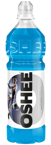 OSHEE Isotonic Multifruit 6-pack; pullo sinistä OSHEE-urheilujuomaa, etiketissä jalkapalloilija potkaisemassa palloa; pullo kirkasta muovia kiiltäväpinnalla ja lieriömäinen muoto; kirkas, uritettu kierrekorkki; ”OSHEE” näkyvissä suurin, pystysuorin ja lihavoiduin mustin kirjaimin etuetiketissä; kuva näyttää vain tuotteen tasaisella taustalla.
