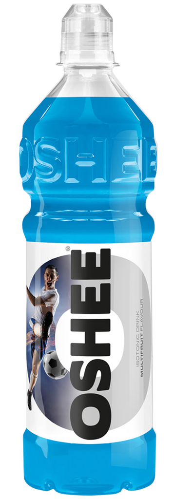 OSHEE Isotonic Multifruit 6-pack; pullo sinistä OSHEE-urheilujuomaa, etiketissä jalkapalloilija potkaisemassa palloa; pullo kirkasta muovia kiiltäväpinnalla ja lieriömäinen muoto; kirkas, uritettu kierrekorkki; ”OSHEE” näkyvissä suurin, pystysuorin ja lihavoiduin mustin kirjaimin etuetiketissä; kuva näyttää vain tuotteen tasaisella taustalla.