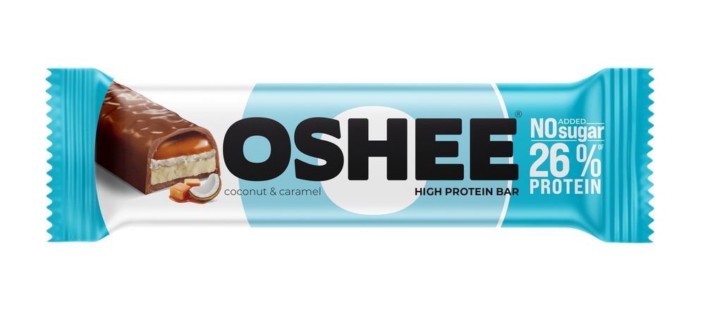 OSHEE Protein Bar Coconut & Caramel; OSHEE-runsasproteiininen patukka sinisessä ja valkoisessa pakkauksessa, merkitty ei sokeria, 26 % proteiinia ja kookos & karamelli; kääre matta lihavoidulla groteskikirjasimella; osittain avattu patukka vasemmalla näyttää vaalean täytteen ja karamellikerroksen; tausta valkoinen, ei ihmisiä tai käsiä; lähikuva, tuote keskitettynä.