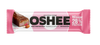 OSHEE Protein Bar Raspberry & Almond; vaaleanpunainen ja valkoinen Oshee-runsasproteiininen patukkakääre vadelma-mantelimaulla, merkitty ei lisättyä sokeria, ei palmuöljyä, 28 % proteiinia, vasemmalla kuva patukasta ja manteleista; suorakulmainen matta kääre lihavoidulla mustalla ja vaaleanpunaisella groteskikirjasimella; pakkaus korostaa korkeaa proteiinipitoisuutta; valkoinen tausta, ei käsiä tai ihmisiä.