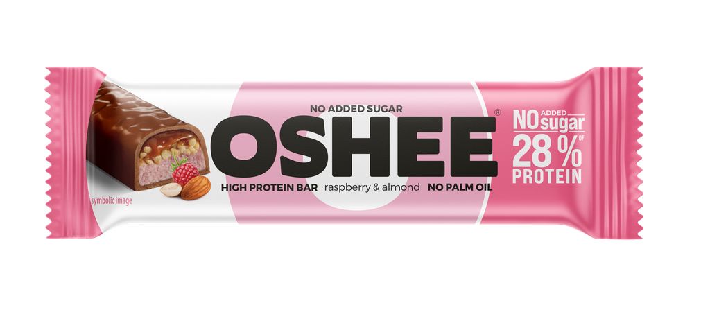 OSHEE Protein Bar Raspberry & Almond; vaaleanpunainen ja valkoinen Oshee-runsasproteiininen patukkakääre vadelma-mantelimaulla, merkitty ei lisättyä sokeria, ei palmuöljyä, 28 % proteiinia, vasemmalla kuva patukasta ja manteleista; suorakulmainen matta kääre lihavoidulla mustalla ja vaaleanpunaisella groteskikirjasimella; pakkaus korostaa korkeaa proteiinipitoisuutta; valkoinen tausta, ei käsiä tai ihmisiä.