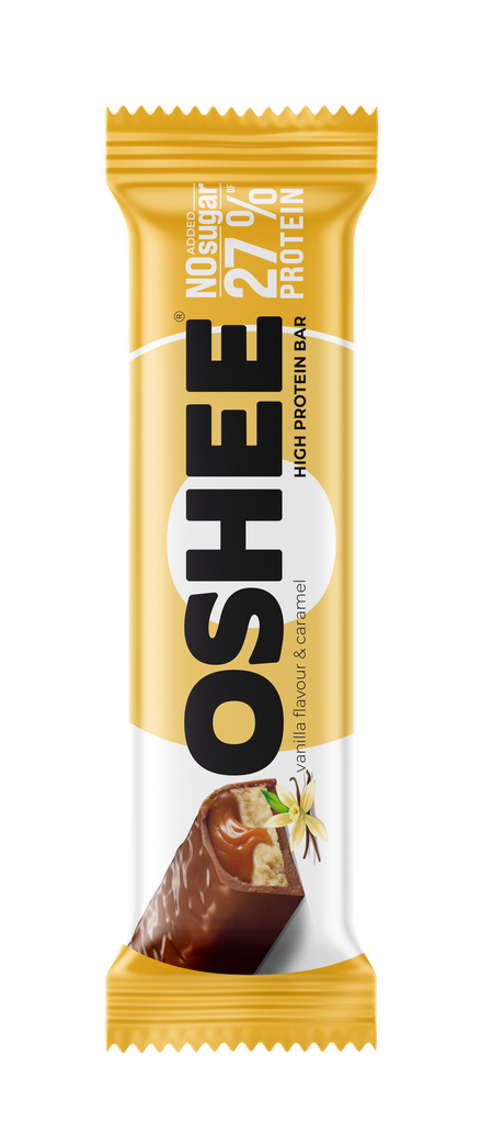 OSHEE Protein Bar Vanilla & Caramel; suorakulmainen OSHEE-proteiinipatukka kiiltävässä keltaisessa ja valkoisessa kääreessä, lihavoitu groteskiteksti ”NO sugar” ja ”27% protein”; kääreen kuvassa karamelli-vanilja-patukka avattuna näyttäen karamelli- ja suklaatäytekerrokset; tuote kuvattu vaaleaa taustaa vasten, ei ihmisiä tai käsiä.
