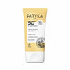 Patyka Face Sun Cream SPF50+ Aurinkovoide kasvoille; tuubi Patyka Paris SPF 50+ -aurinkovoidetta herkälle iholle, merkitty antioksidanttiseksi, koralleille ystävälliseksi ja luomuksi, ruskean ja valkoisen väriteemalla; suunnittelu mattapintainen ja minimalistinen; tuotetiedot painettu selkeällä groteskifontilla etuosassa; tuubi pystyssä vaaleaa, yhtenäistä taustaa vasten suoraviivaisessa tuotekuvassa.