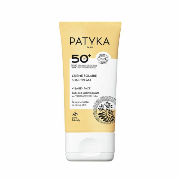 Patyka Face Sun Cream SPF50+ Aurinkovoide kasvoille; tuubi Patyka Paris SPF 50+ -aurinkovoidetta herkälle iholle, merkitty antioksidanttiseksi, koralleille ystävälliseksi ja luomuksi, ruskean ja valkoisen väriteemalla; suunnittelu mattapintainen ja minimalistinen; tuotetiedot painettu selkeällä groteskifontilla etuosassa; tuubi pystyssä vaaleaa, yhtenäistä taustaa vasten suoraviivaisessa tuotekuvassa.