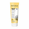 Patyka Sun Body Milk SPF50; keltainen ja valkoinen tuubi Patyka SPF 50+ -aurinkovartalomaitoa, merkitty sopivaksi aikuisille ja lapsille, herkälle iholle, koralleille ystävällinen, tarttumaton ja vedenkestävä koostumus; hellävarainen aurinkosuoja koko perheelle; tuubi pystyssä mattapinnalla ja läppäkorkilla; pääetiketin teksti brändinimi suuraakkosin groteskifontilla sekä SPF-tiedot; tausta yhtenäisen valkoinen, ei ihmisiä tai esineitä näkyvissä.