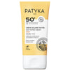 Patyka Tinted Face Sun Cream SPF50+; keltainen ja valkoinen tuubi Patyka Paris -sävytettyä aurinkovoidetta SPF 50+ herkälle iholle, sisältää antioksidanttikaavan ja laajan UVA/UVB-suojan, pakkauksessa koralleja säästävä merkintä; tuubi on pehmeää muovia mattapinnalla, pyöristetyt reunat ja litteä valkoinen korkki; etupuolen teksti on mustaa groteskia eri lihavuuksin; tausta valkoinen, ei ihmisiä tai rekvisiittaa näkyvissä.