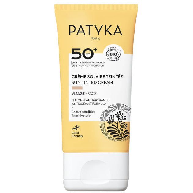 Patyka Tinted Face Sun Cream SPF50+; keltainen ja valkoinen tuubi Patyka Paris -sävytettyä aurinkovoidetta SPF 50+ herkälle iholle, sisältää antioksidanttikaavan ja laajan UVA/UVB-suojan, pakkauksessa koralleja säästävä merkintä; tuubi on pehmeää muovia mattapinnalla, pyöristetyt reunat ja litteä valkoinen korkki; etupuolen teksti on mustaa groteskia eri lihavuuksin; tausta valkoinen, ei ihmisiä tai rekvisiittaa näkyvissä.