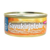 Pielisen Kala Savukirjolohi; tölkki Savukirjolohta, perinteistä suomalaista savustettua kirjolohta rypsiöljyssä; sylinterinmuotoinen metallitölkki vetorengaskannella, mattapintainen ja monivärinen painettu etiketti; selkeä tuotenimi ja ainesosat suomeksi, ruotsiksi ja englanniksi lihavoidulla groteskikirjasimella; tuote kuvattu pelkistetyllä taustalla, ei ihmisiä tai käsiä kuvassa.