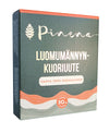 Pinena Luomumännynkuoriuute, 50 mg; vihreä ja oranssi suorakulmainen pakkaus mattapintaisena, kuvituksena käpy; teksti mainitsee vahvan, 100-prosenttisesti suomalaisen alkuperän; alaosassa aaltomaisia viivakuvioita; groteskikirjasin kaikessa tekstissä; valkoinen tausta, tuote keskellä, ei ihmisiä tai käsiä.