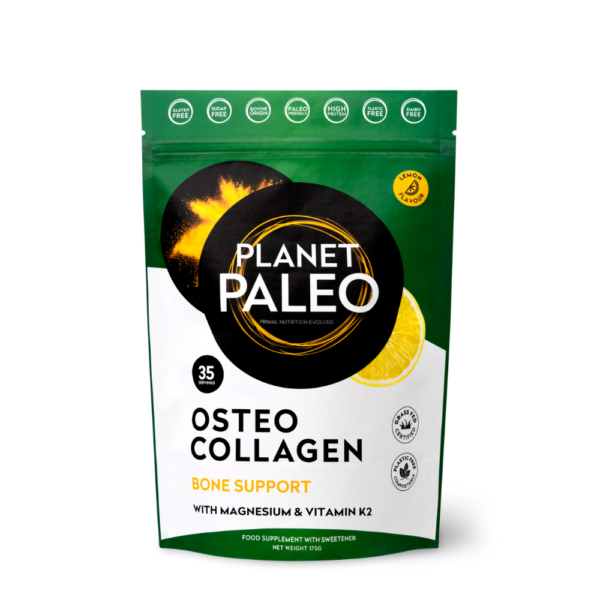 Planet Paleo Osteo Collagen; vihreä ja musta pussi, merkitty Planet Paleo Osteo Collagen Bone Support, sitruuna- ja kurkumakuvituksin; mattapintainen muovipussi on suorakulmainen uudelleensuljettavalla yläosalla; etikettiteksti on valkoista ja keltaista lihavaa groteskia, osa elementeistä kaarevana merkin ympärillä; pääasialliset ainesosat magnesium, K2-vitamiini ja kollageeni luetellaan etupuolella; tausta valkoinen, ei ihmisiä tai käsiä näkyvissä.