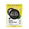 Planet Paleo Pure Gelatine; keltainen, mattapintainen pystypussi, joka sisältää Planet Paleo Pure Gelatine -tuotetta; etupuolella merkin ja tuotteen nimi lihavalla groteskitekstillä, alla teksti ”grassfed” ja ”unflavoured bovine gelatine”; pyöreät kuvakkeet esittävät hyötyjä kuten kollageenin tukea; pussissa mustavalkoinen valokuvamainen kuva lautasesta; tausta valkoinen, ei ihmisiä tai käsiä näkyvissä.