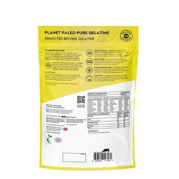Planet Paleo Pure Gelatine; keltaisen ja valkoisen Planet Paleo Pure Gelatine -pussin takapuoli näyttää tuotetietoja, käyttöohjeita, ravintosisältöä, viivakoodin ja sertifikaatteja; mattapintainen muovipakkaus lohkomaisella groteskitekstillä eri lihavuuksin; suorakulmainen muoto suljetulla yläreunalla; teksti korostaa laiduntavista naudoista peräisin olevaa liivatetta ja kertoo kollageenipitoisuuden yksityiskohdat; ei ihmisiä tai käsiä näkyvissä; neutraali tausta, suora kuvakulma.