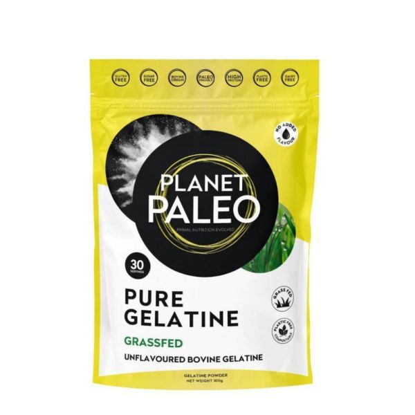 Planet Paleo Pure Gelatine; keltainen, mattapintainen pystypussi, joka sisältää Planet Paleo Pure Gelatine -tuotetta; etupuolella merkin ja tuotteen nimi lihavalla groteskitekstillä, alla teksti ”grassfed” ja ”unflavoured bovine gelatine”; pyöreät kuvakkeet esittävät hyötyjä kuten kollageenin tukea; pussissa mustavalkoinen valokuvamainen kuva lautasesta; tausta valkoinen, ei ihmisiä tai käsiä näkyvissä.