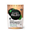 Planet Paleo Luomu Luuliemi Herbal Defence; ruskea-musta mattapintainen Planet Paleo Organic Bone Broth Collagen Protein Herbal Defence -pussi vihreiden yrttien kuvin; pakkaus korostaa oreganoa ja timjamia, korkeaa proteiinipitoisuutta, 25 annosta, luomusertifiointia ja nettopainoa 225 g; groteskitypografiaa; pakkaus pystyssä ja tasapohjainen; ei ihmisiä tai käsiä; vaalea tausta.