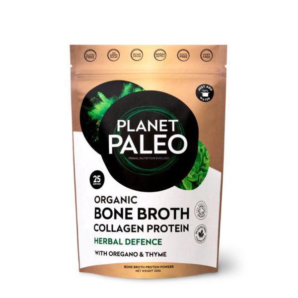 Planet Paleo Luomu Luuliemi Herbal Defence; ruskea-musta mattapintainen Planet Paleo Organic Bone Broth Collagen Protein Herbal Defence -pussi vihreiden yrttien kuvin; pakkaus korostaa oreganoa ja timjamia, korkeaa proteiinipitoisuutta, 25 annosta, luomusertifiointia ja nettopainoa 225 g; groteskitypografiaa; pakkaus pystyssä ja tasapohjainen; ei ihmisiä tai käsiä; vaalea tausta.