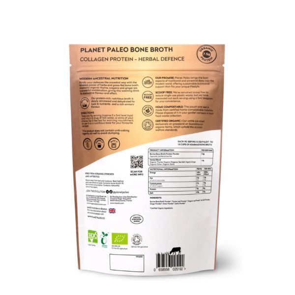 Planet Paleo Luomu Luuliemi Herbal Defence; Planet Paleo Bone Broth Collagen Protein Herbal Defence -pussin takaosa, jossa tuotetietoja, ravintosisältöä, sertifiointilogoja ja käyttöohjeita viivakoodien kera kultaisella ja valkoisella taustalla; pakkaus joustavaa muovia mattapinnalla kultaisin ja valkoisin värilohkoin, suorakulmainen muoto suorin reunoin; mustaa groteskitekstiä selkeästi jaoteltuna; kuvattu suoraan takaa neutraalia taustaa vasten.