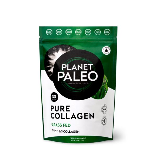 Planet Paleo Pure Collagen; vihreä-valkoinen Planet Paleo Pure Collagen -pussi, laiduntavista eläimistä saatu tyypin 1 ja 3 kollageeniravintolisä; pakkaus mattapintainen uudelleensuljettavalla yläreunalla, useita merkkejä ja suuri pyöreä logo keskellä; luettavissa tuotenimi, kuvaus, maininta laiduntavasta alkuperästä sekä nettopaino 225 g; ei ihmisiä tai toimintaa; kuva suoraan edestä vaalealla taustalla.