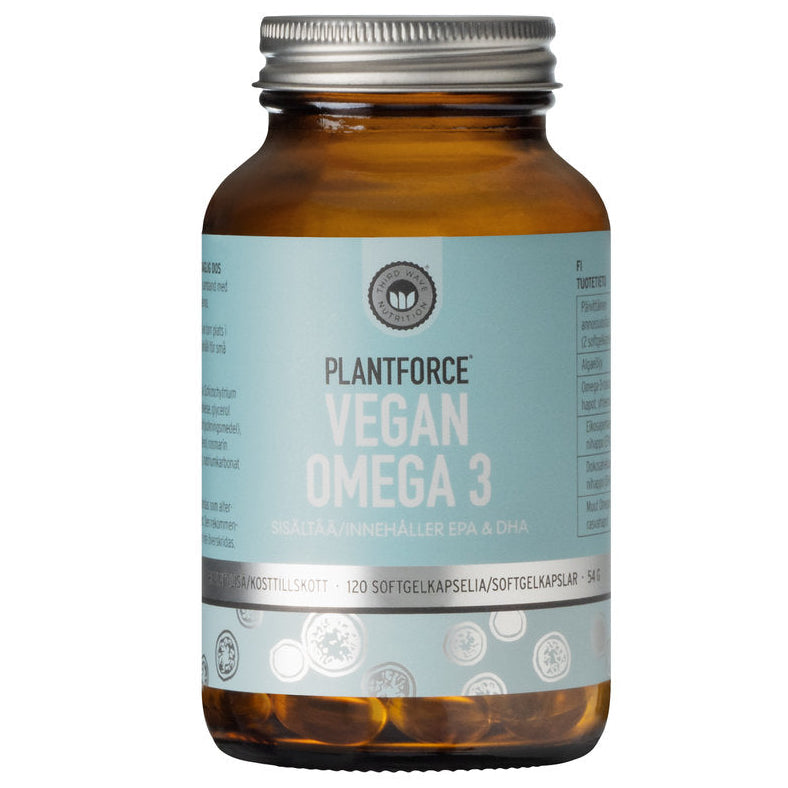 Plantforce Vegan Omega 3, 120 pehmeäkapselia ruskeassa lasipullossa; korkki hopeanvärinen, uritettu ja kierteinen; etiketti vaaleansininen-valkoinen, groteskitekstillä lueteltuna tuotetiedot vegaaneille sopivasta valmisteesta; pinta kiiltävä, tuote pystyssä siistiä taustaa vasten, ei käsiä eikä ihmisiä.