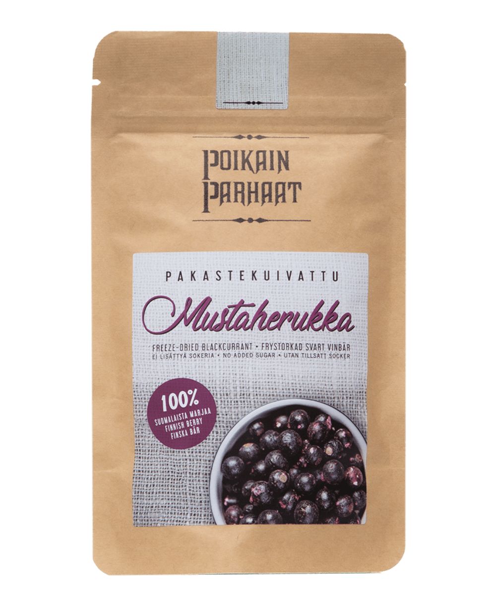 Poikain Parhaat Pakastekuivattu Mustaherukka; ruskea uudelleensuljettava mattapintainen pussi seisoo pystyssä; etuosassa Poikain Parhaat -brändinimi lihavoidulla valkoisella tekstillä sekä kuva mustaherukoista; tuotenimen alla lisää suomen- ja englanninkielistä tekstiä; pussissa litteä pohja ja pyöristetyt yläkulmat; valkoinen tausta, ei ihmisiä tai käsiä näkyvissä.