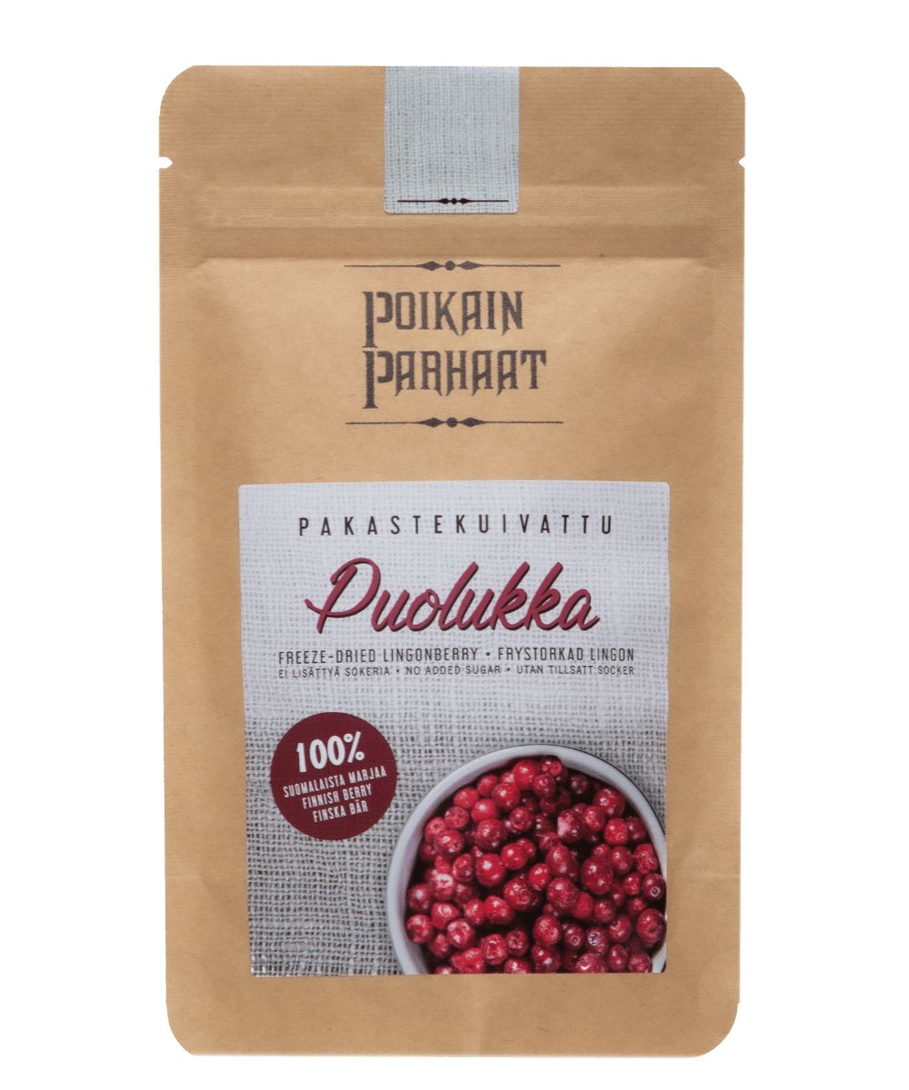 Poikain Parhaat Pakastekuivattu Puolukka; ruskea uudelleensuljettava pakkaus sisältää pakastekuivattuja puolukoita; taipuisa pussi on mattapintainen ja suorakulmainen pyöristetyin reunoin; etuosassa valokuva kirkkaanpunaisista puolukoista kulhossa; teksti painettu sekä suomeksi että englanniksi lihavoidulla groteskikirjasimella; ei ihmisiä tai käsiä näkyvissä, tausta valkoinen.