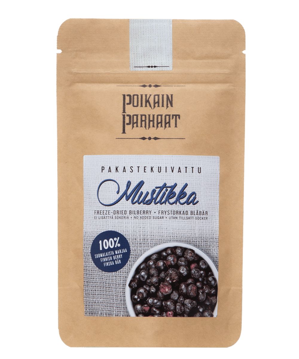 Poikain Parhaat Pakastekuivattu Mustikka; ruskea uudelleensuljettava pussi sisältää 100 % pakastekuivattuja mustikoita; pussissa mattapinta ja pystysuora suorakulmainen muoto; etuosan etiketissä sininen kulho täynnä mustikoita ja tekstiä ilman lisättyä sokeria usealla kielellä; typografia selkeää, groteskia ja pääosin valkoista; valkoinen tausta, ei ihmisiä tai käsiä, tavanomainen tuotekuva.