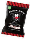 Porvoon Lakritsi Original, musta lakritsipussi sarjakuvamaisella lakritsihahmolla etusivulla, punaisia korostuksia tuotenimen ympärillä sekä vihreä vegaanimerkintä vasemmassa yläkulmassa; pakkaus kiiltävää muovia lihavoiduin valkoisin ja punaisin kirjaimin; ei ihmisiä eikä käsiä näkyvissä, tausta yksinkertainen, kuva yksittäisenä tuotelähikuvana.