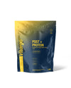 1 kg:n sininen ja keltainen Vitargo Post + Protein -suklaanmakuinen lisäravinnepussi, joka yhdistää hiilihydraatteja ja proteiinia käytettäväksi ennen treeniä, sen aikana tai jälkeen. Mattapintainen muovipakkaus lämpösaumatulla yläreunalla; suorakulmainen pussi seisoo pystyssä. Yksinkertainen lihavoitu pääteviivaton etikettiteksti; pääteksti on valkoisena tummalla taustapaneelilla. Studiokuva valkoisella taustalla. Ihmisiä tai käsiä ei näy.
