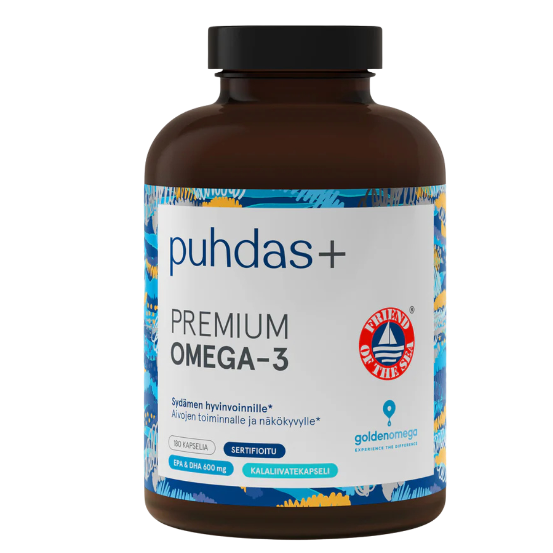 Puhdas+ Premium Omega-3 -pullo; ruskea, sylinterimäinen ja kiiltäväpintainen muovipullo valkoisella kierrekorkilla; sinisessä ja valkoisessa etiketissä tekstausvapaata tekstiä tuotenimestä, sertifiointimerkkejä ja suomenkielisiä lisätietoja; pullo seisoo pystyssä valkoista taustaa vasten, ei ihmisiä tai käsiä näkyvissä.