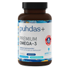 Puhdas+ Premium Omega-3 -pullo; ruskea, sylinterimäinen pullo valkoisella korkilla; valkoisessa mattapintaisessa etiketissä sinistä ja kultaista tekstausvapaata tekstiä eri kokoisin kirjasimin, punainen "Friend of the Sea" -logo sekä suomenkielinen teksti laadukkaasta omega-3-sisällöstä; kuvattu pystyssä yksiväristä taustaa vasten, ei ihmisiä tai käsiä näkyvissä.