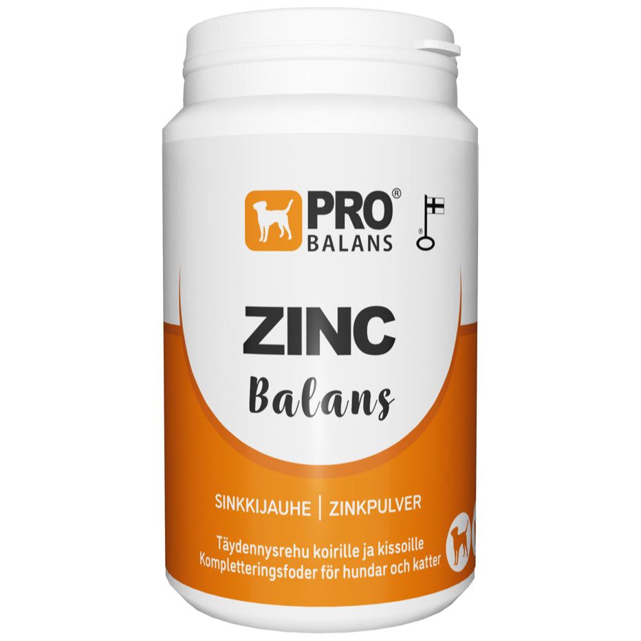 Probalans Zincbalans; valkoinen purkki tekstillä "Pro Balans Zinc Balans" oranssein tehostein, suunniteltu koirille ja kissoille; teksti suomeksi ja ruotsiksi alla, kuvituksena koiran siluetti, avainkuvake ja välttämättömät kivennäisaineet lemmikin terveyteen; pakkaus sylinterinmuotoinen mattavalkoisella pinnalla ja ruuvikannella; groteskityyppografia etiketissä; kuva näyttää vain tuotteen pelkistetyllä valkoisella taustalla studiokuvassa.