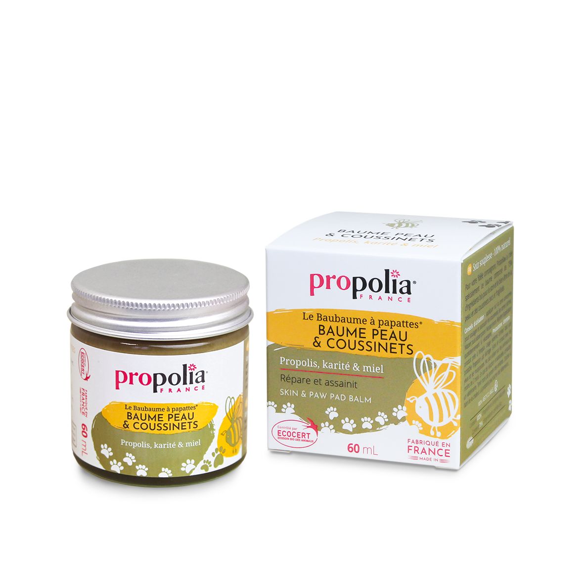 Propolia Skin & Pads Care Balm Tassuvoide; purkki ja laatikko Propolia Baume Peau & Coussinet -tassu- ja ihonhoitobalsamia lemmikeille propoliksella, sheavoilla ja hunajalla rikastettuna; molemmat valkoisia ja keltaisia mattapakkauksia; etiketissä musta groteskiteksti, tyylitellyt mehiläiskuvitukset ja tuotenimi isoin painetuin kirjaimin; ei ihmisiä tai taustaelementtejä kuvassa.
