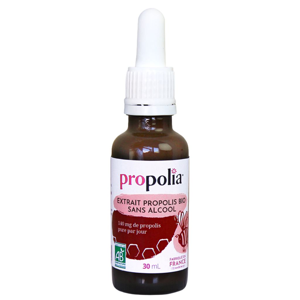 Propolia Alkoholiton Luomu Propolisuute, 30 ml; ruskea tippapullo valkoisella muovikorkilla; mattapintainen valkoinen etiketti mehiläiskuvituksella, ranskankielistä tekstiä selkeällä groteski- ja kaunokirjoitusfontilla sekä tuotetietoja; ei ihmisiä tai käsiä; neutraali tausta; tuote esitellään päivittäiseen hyvinvointiin sopivana puhtaana propoliksena.