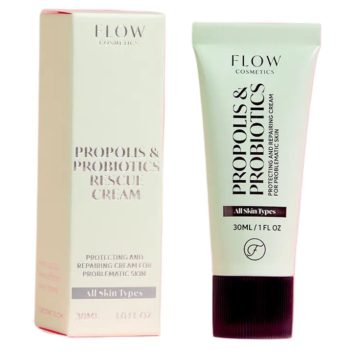 FLOW Cosmetics Propolis & Probiotics Rescue Cream; rasia ja tuubi FLOW Cosmetics Propolis & Probiotics Rescue Cream -voidetta kaikille ihotyypeille, suunniteltu ongelma- ja herkän ihon suojaamiseen ja korjaamiseen; molemmat valkoisia mustalla tekstillä; tuubi pystyssä suorakulmaisen rasian vieressä, mattapinta molemmissa; groteskikirjasin pakkauksessa; vaalea tausta, pelkkä tuote, ei ihmisiä tai rekvisiittaa.