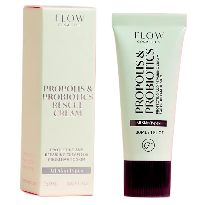 FLOW Cosmetics Propolis & Probiotics Rescue Cream; rasia ja tuubi FLOW Cosmetics Propolis & Probiotics Rescue Cream -voidetta kaikille ihotyypeille, suunniteltu ongelma- ja herkän ihon suojaamiseen ja korjaamiseen; molemmat valkoisia mustalla tekstillä; tuubi pystyssä suorakulmaisen rasian vieressä, mattapinta molemmissa; groteskikirjasin pakkauksessa; vaalea tausta, pelkkä tuote, ei ihmisiä tai rekvisiittaa.