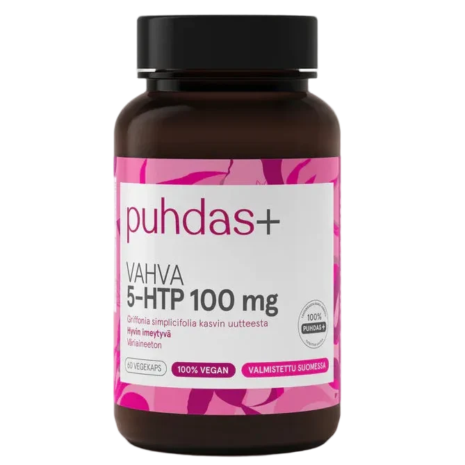 Lieriömäinen, tummasävyinen muovipullo mattapinnalla. Etiketissä lukee: puhdas+ VAHVA 5-HTP 100 mg, vaaleanpunaisin ja valkoisin suunnitteluelementein, vegaani- ja Suomessa valmistettu -kuvakkein, sisältäen 60 kapselia tätä vahvaa ravintolisää. Teksti käyttää lihavoitua pääteviivatonta fonttia valkoisella ja vaaleanpunaisella. Tausta on valkoinen ja tasaisesti valaistu. Ihmisiä tai käsiä ei näy kuvassa.