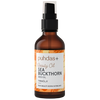 Puhdas+ Beauty Oil Tyrninsiemenöljy -pullo; ruskea lasipullo mustalla pumppukorkilla; valkoisessa etiketissä oransseja korostuksia ja yksinkertaista tekstausvapaata typografiaa, tekstissä maininta "pure beauty born in Finland" sekä viittaus tyrninsiemenöljyyn; pullo sylinterimäinen mattapinnalla; tausta yksinkertainen ja siisti, tuote pystyssä; ei ihmisiä näkyvissä.