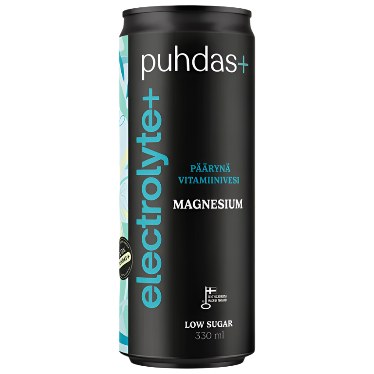 Puhdas+ Electrolyte+ Vitamiinivesi; musta 330 ml:n tölkki Puhdas+ electrolyte+ -juomaa magnesiumilla, merkitty Low Sugar ja Päärynä Vitaminivesi, sinistä ja valkoista tekstiä ja muotoiluelementtejä optimaalisen nesteytyksen korostamiseksi; mattapintainen tölkki on sylinterinmuotoinen suorin sivuin; kaikki näkyvä teksti groteskifontilla; kuva otettu valkoista taustaa vasten, tuote keskellä kuvaa, ei ihmisiä tai muuta rekvisiittaa näkyvissä.