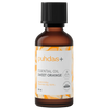 puhdas+ ESSENTIAL OIL SWEET ORANGE -pullo, meripihkanvärinen lasi oranssin ja valkoisen designin kanssa, musta uritettu muovikorkki ja "50 ml" merkittynä etikettiin; sylinterimäinen muoto kiiltäväpinnalla; etiketissä yksinkertaista tekstausvapaata typografiaa; tuote kuvattu valkoista taustaa vasten lähikuvassa; ei ihmisiä tai käsiä näkyvissä.