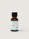 puhdas+ Essential Oil Eucalyptus -pullo, pieni meripihkanvärinen lasipullo mattamustalla muovisella kierrekorkilla, pystyssä tasaisesti valaistulla vaalealla taustalla; suorakulmainen vaaleansininen ja valkoinen etiketti tekstausvapaalla tekstillä ilmoittaa 100-prosenttisesti puhtaan eukalyptusöljyn, 10 ml; ei rekvisiittaa tai ihmisiä yksinkertaisessa tuotekuvassa.
