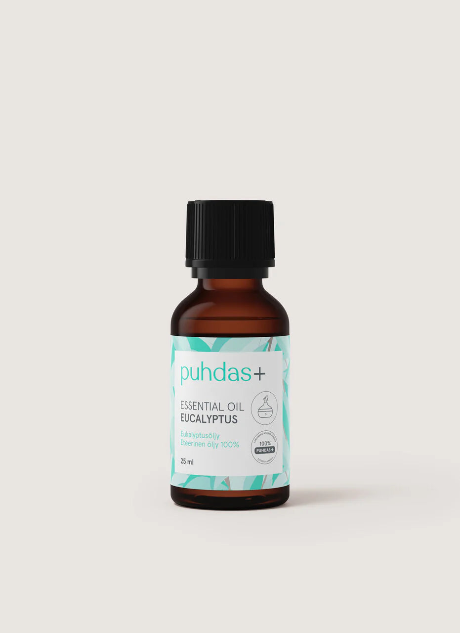 puhdas+ Essential Oil Eucalyptus -pullo, pieni meripihkanvärinen lasipullo mattamustalla muovisella kierrekorkilla, pystyssä tasaisesti valaistulla vaalealla taustalla; suorakulmainen vaaleansininen ja valkoinen etiketti tekstausvapaalla tekstillä ilmoittaa 100-prosenttisesti puhtaan eukalyptusöljyn, 10 ml; ei rekvisiittaa tai ihmisiä yksinkertaisessa tuotekuvassa.