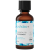 puhdas+ Essential Oil Peppermint -pullo, ruskea lasipullo mustalla korkilla ja sinikuvioisella etiketillä; etiketti pääosin valkoinen sinisin tekstein ja suunnitteluelementein, yksinkertaista modernia typografiaa; pullo sylinterimäinen ja kiiltäväpintainen; teksti ilmoittaa 50 ml piparminttueteerisen öljyn tilavuuden; tausta yksinkertainen; ei ihmisiä tai käsiä näkyvissä.