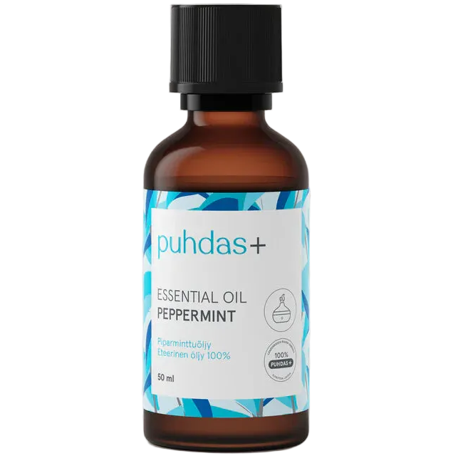 puhdas+ Essential Oil Peppermint -pullo, ruskea lasipullo mustalla korkilla ja sinikuvioisella etiketillä; etiketti pääosin valkoinen sinisin tekstein ja suunnitteluelementein, yksinkertaista modernia typografiaa; pullo sylinterimäinen ja kiiltäväpintainen; teksti ilmoittaa 50 ml piparminttueteerisen öljyn tilavuuden; tausta yksinkertainen; ei ihmisiä tai käsiä näkyvissä.