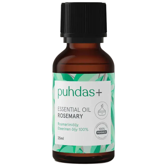 puhdas+ Essential Oil Rosemary -pullo, ruskea 25 ml lasipullo mattapinnalla, musta kierrekorkki ja valkoinen suorakulmainen etiketti; etiketissä lukee tekstausvapaalla fontilla, tyylitellyin vihrein lehtikuvioin reunuksissa; ei muuta luettavaa tekstiä; tuote pystyssä tasaisella valkoisella pinnalla valkoista taustaa vasten; ei ihmisiä tai käsiä näkyvissä; ruskea 25 ml pullo tarjoaa rosmariinieteerisen öljyn.