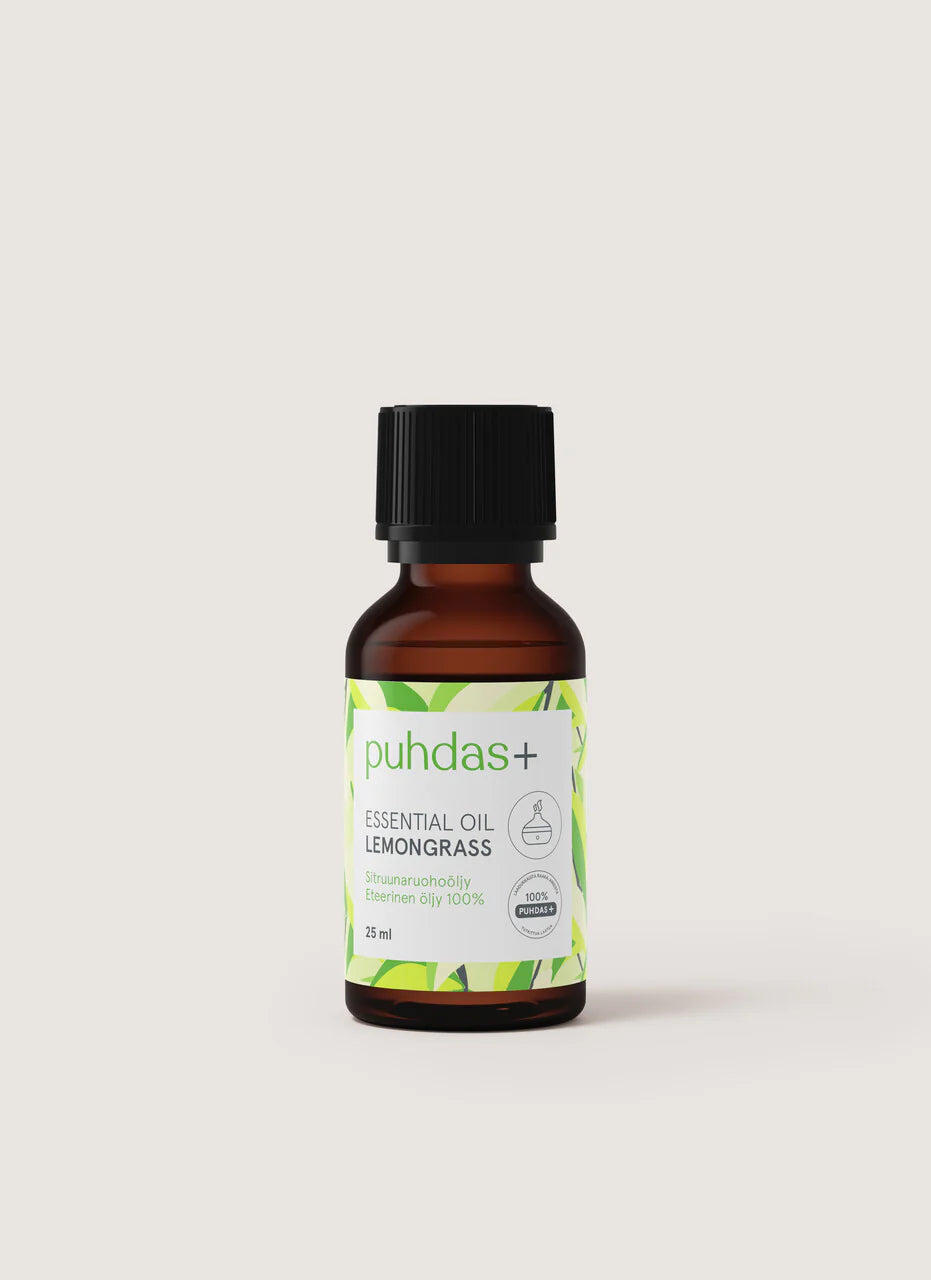 puhdas+ Essential Oil Lemongrass -pullo, pieni ruskea lasipullo mustalla korkilla neutraalilla taustalla; pullo sylinterimäinen sileäpintainen mattamustalla korkilla; valkoisessa etiketissä vihreitä lehtikuvituksia ja tekstausvapaata tekstiä englanniksi ja suomeksi sekä tuotetunniste; ei ihmisiä tai käsiä kuvassa.